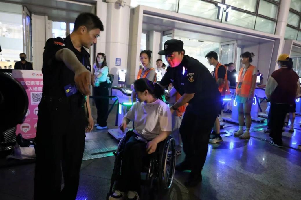 C:/Users/Administrator/Desktop/“安保鐵軍、硬核保障”2024系列報道四十二——南京市保安服務(wù)有限公司成功護(hù)航張碧晨「今兒個開心」十周年巡回演唱會南京站安保任務(wù)/5.jpg5