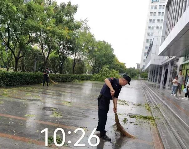 C:/Users/BA/Desktop/風雨過后南京保安迅速行動，恢復安“寧”面貌/5.jpg5
