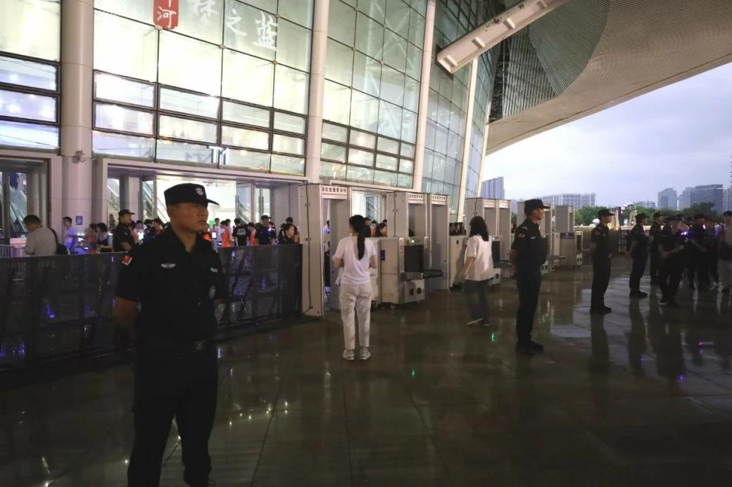 C:/Users/Administrator/Desktop/“安保鐵軍、硬核保障”2024系列報道四十二——南京市保安服務(wù)有限公司成功護(hù)航張碧晨「今兒個開心」十周年巡回演唱會南京站安保任務(wù)/3.jpg3
